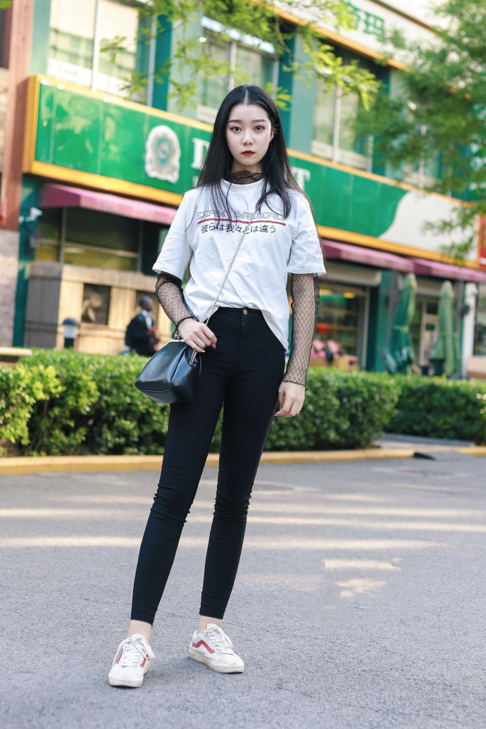 天津街拍, 印图案黑色t恤搭配线条阔腿裤, 轻松随意又洒脱