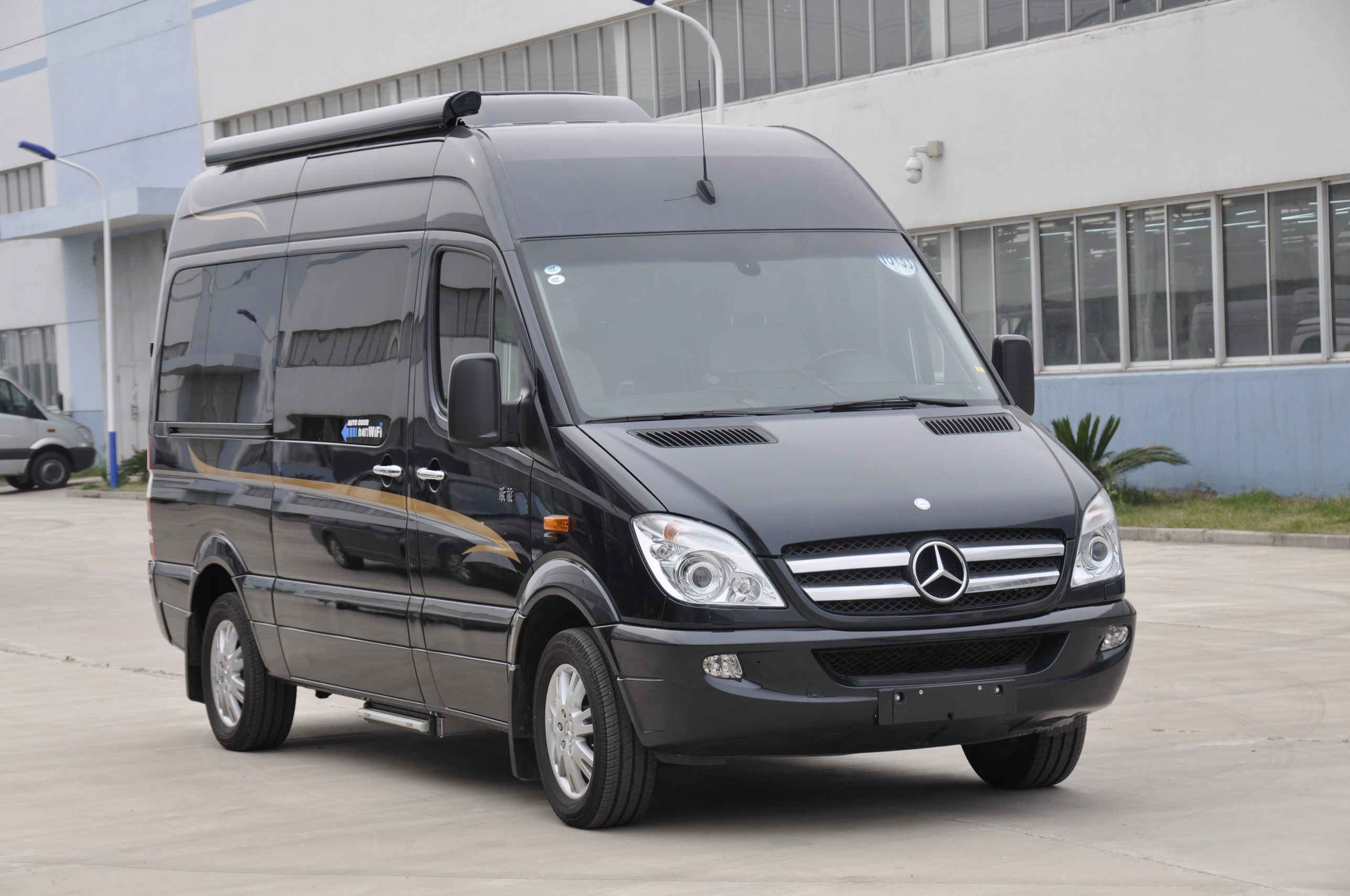 全新奔驰房车,售价135.00-148.00万,出去游玩也是奢侈级的享受