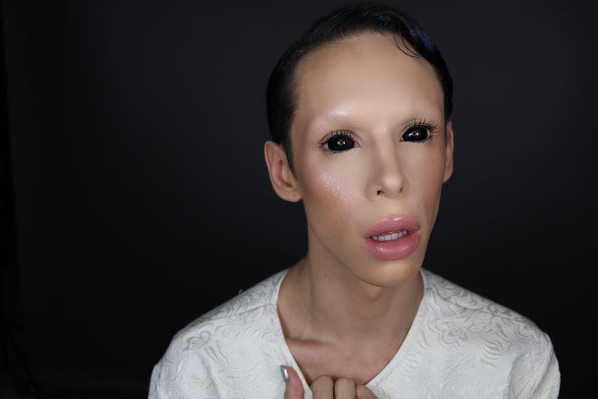 vinnyohh说自己无性别,花巨资疯狂整容把自己变成外星人