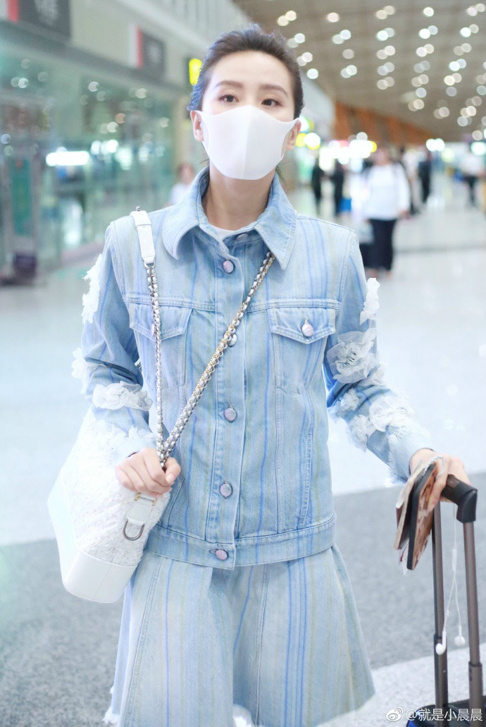 刘诗诗口罩遮面穿牛仔衣搭配短裙现身机场皮肤白皙,打扮青春可爱