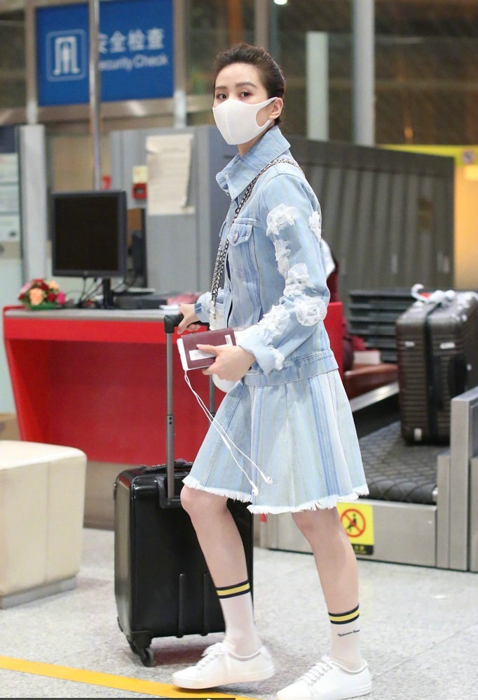 刘诗诗北京机场照牛仔套装搭配小白鞋美爆了,但小肚微隆疑已怀孕