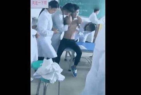 卫校稀有的男生,被女生们观摩学习是怎样的体验?网友:太吃亏了