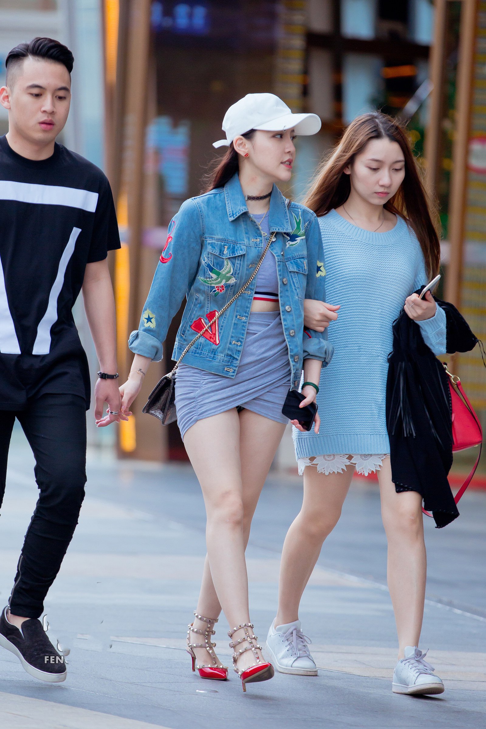 街拍:图三美女腿好长,肤白貌美很水嫩,男人都喜欢这种类型的