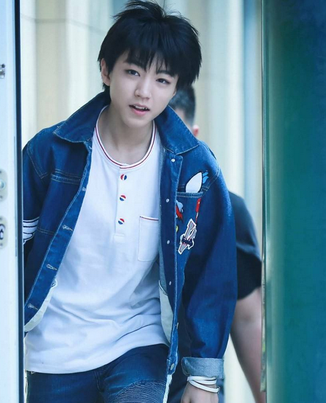 王俊凯素颜穿校服现身北京大学,"鸡窝头"成亮点,学生纷纷围观