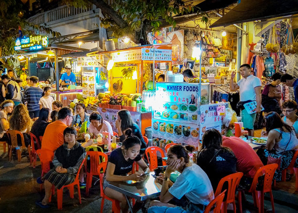 柬埔寨夜市生活:酒吧街,柬式按摩,露天烧烤,卡拉ok