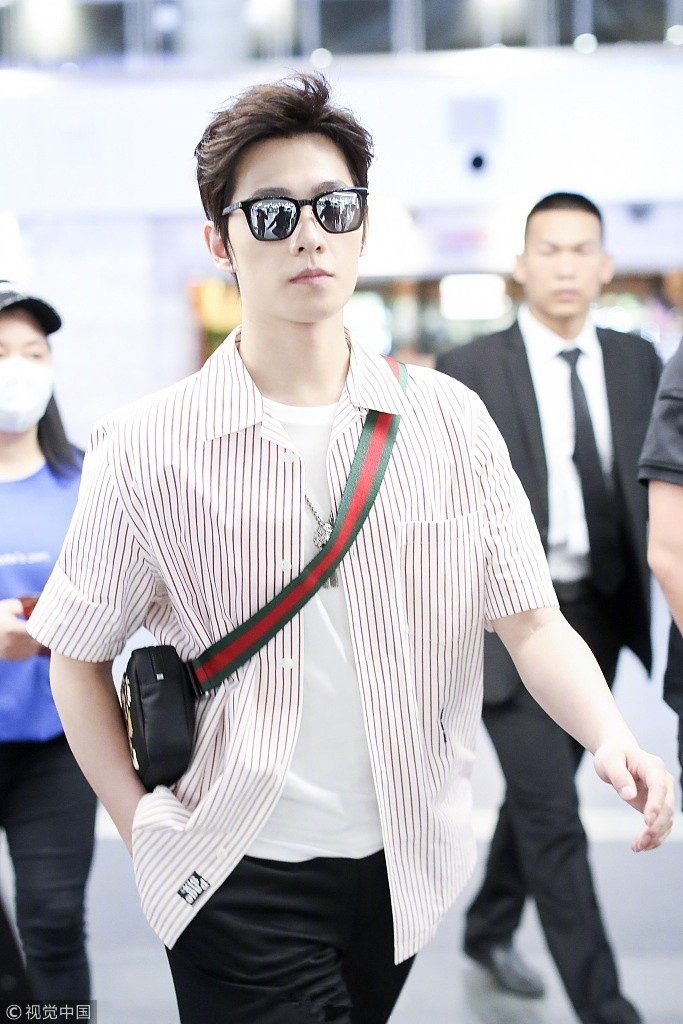 杨洋现身机场,条纹衬衫叠穿白t恤好帅气,网友:有品位的王子!