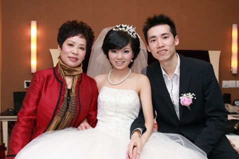 小舅子结婚我给2万,手机一震,我高兴添3万,丈母娘和我妈都傻眼