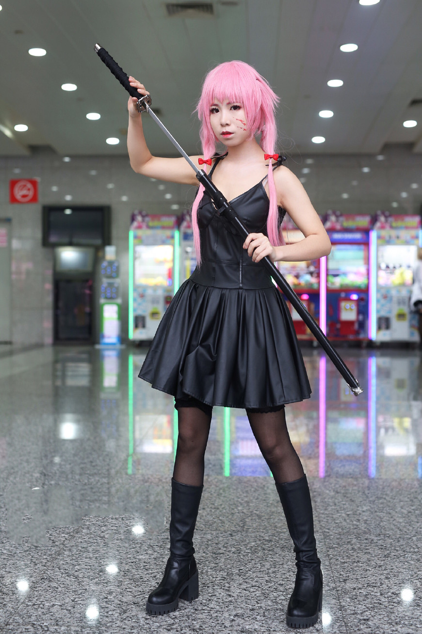 街拍:美女穿一身cosplay服装性感可爱!像是漫画里面走出来的人