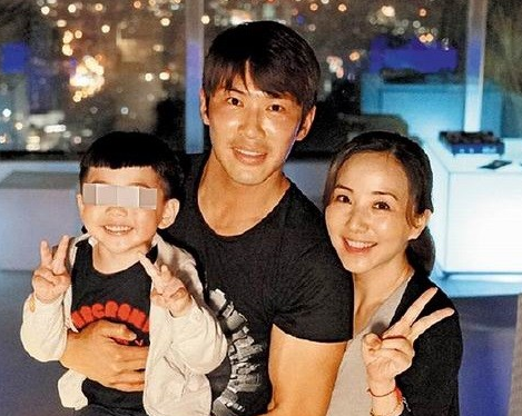 贾静雯前男友近照,演技不输陈冠霖,如今儿子可爱妻子美到不敢认