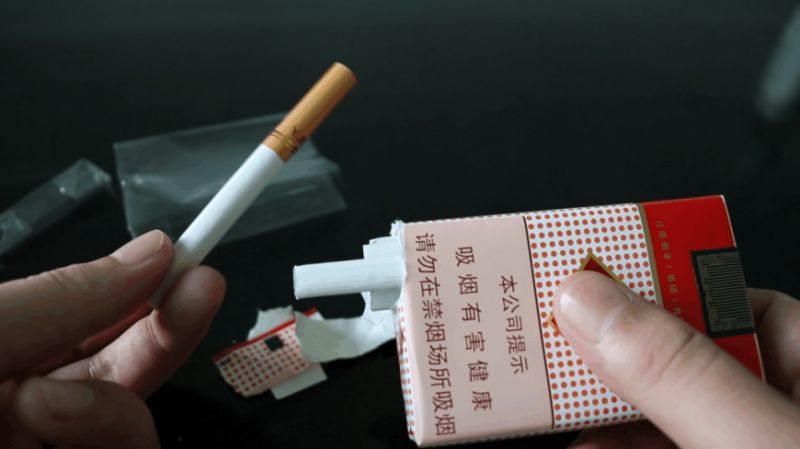 软盒香烟的正确拆法，用这样的方式递烟给对方时，显得格外的尊重！,生活,生活小技巧,好看视频