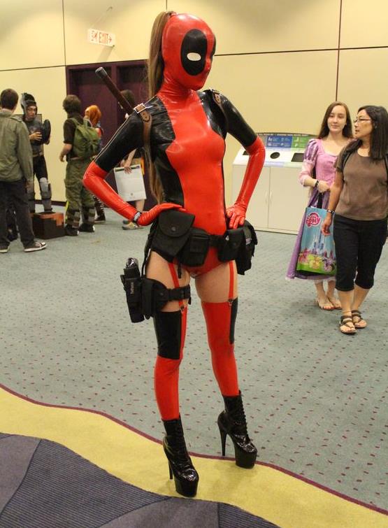 欣赏一波女版死侍,网友:穿着红色紧身衣到处跑的小"贱"人