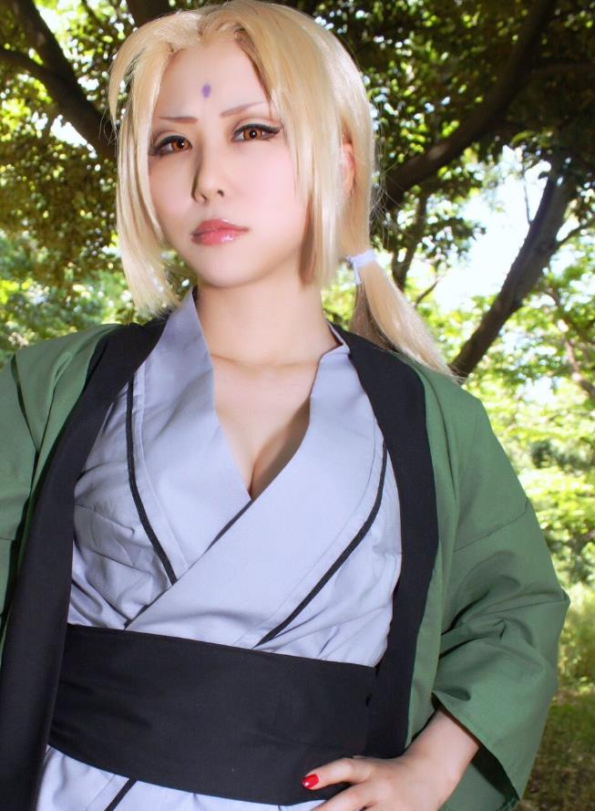 cos火影忍者纲手,网友:帮我打电话叫救护车,我营养不良容易晕