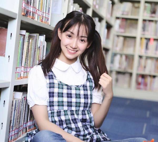 忽而今夏女主卜冠今,明明可以靠颜值,却非要在2年内挑战4种风格