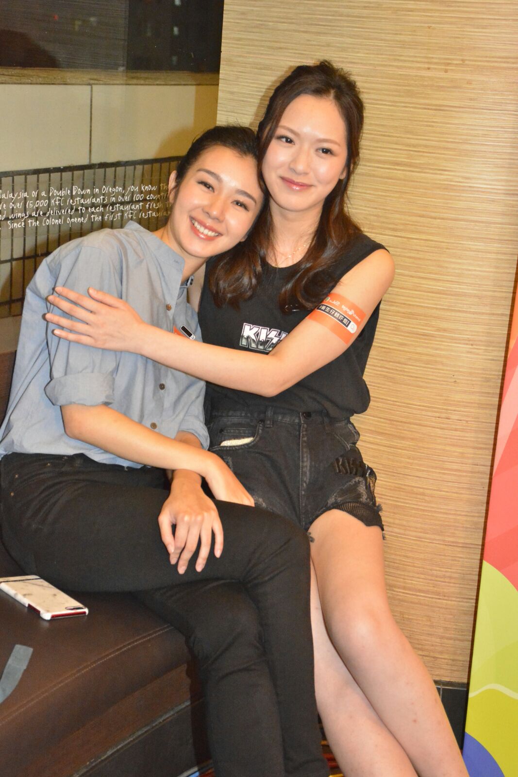 tvb美女麦明诗与冯盈盈出席活动,两港姐姐妹情深靓丽同框!