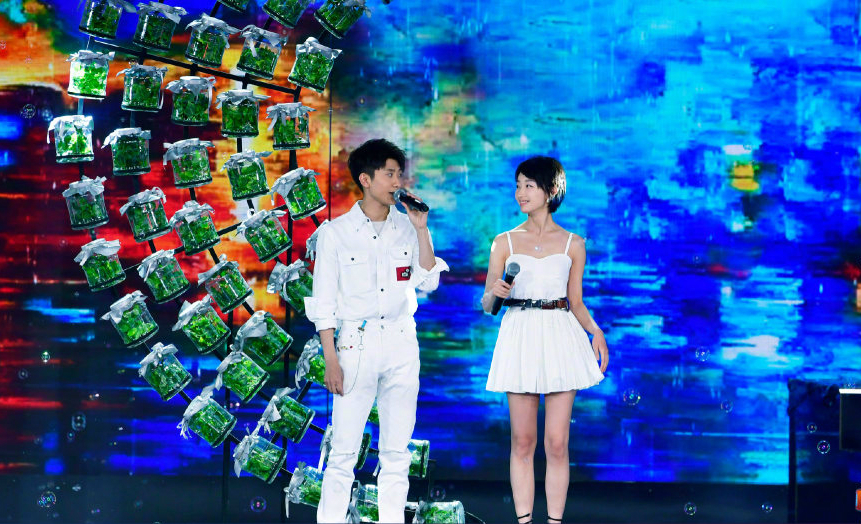 周冬雨张一山五四晚会合体,"山雨cp"甜蜜对视献唱《如果我爱你》