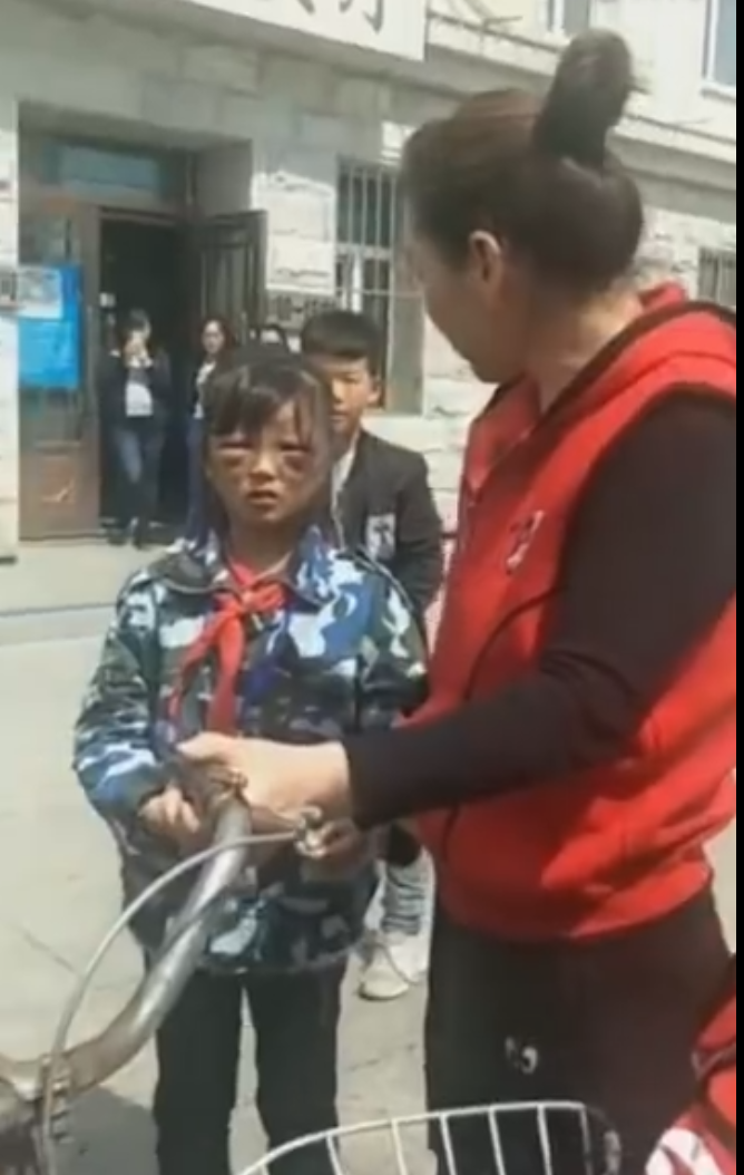 毒打孩子图片