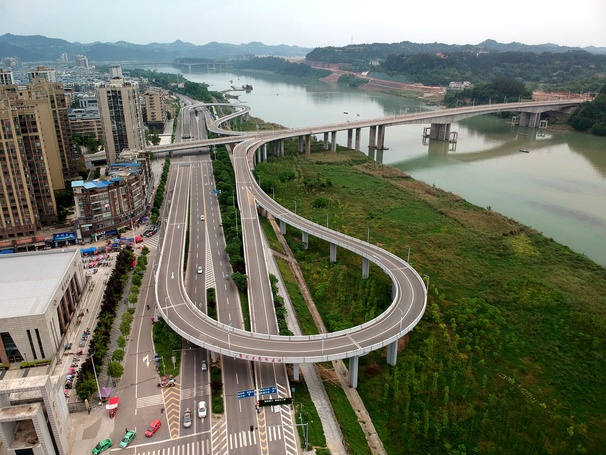 南充最新的一个县城 道路纵横交错 高楼鳞次栉比 嘉陵江傍城而过