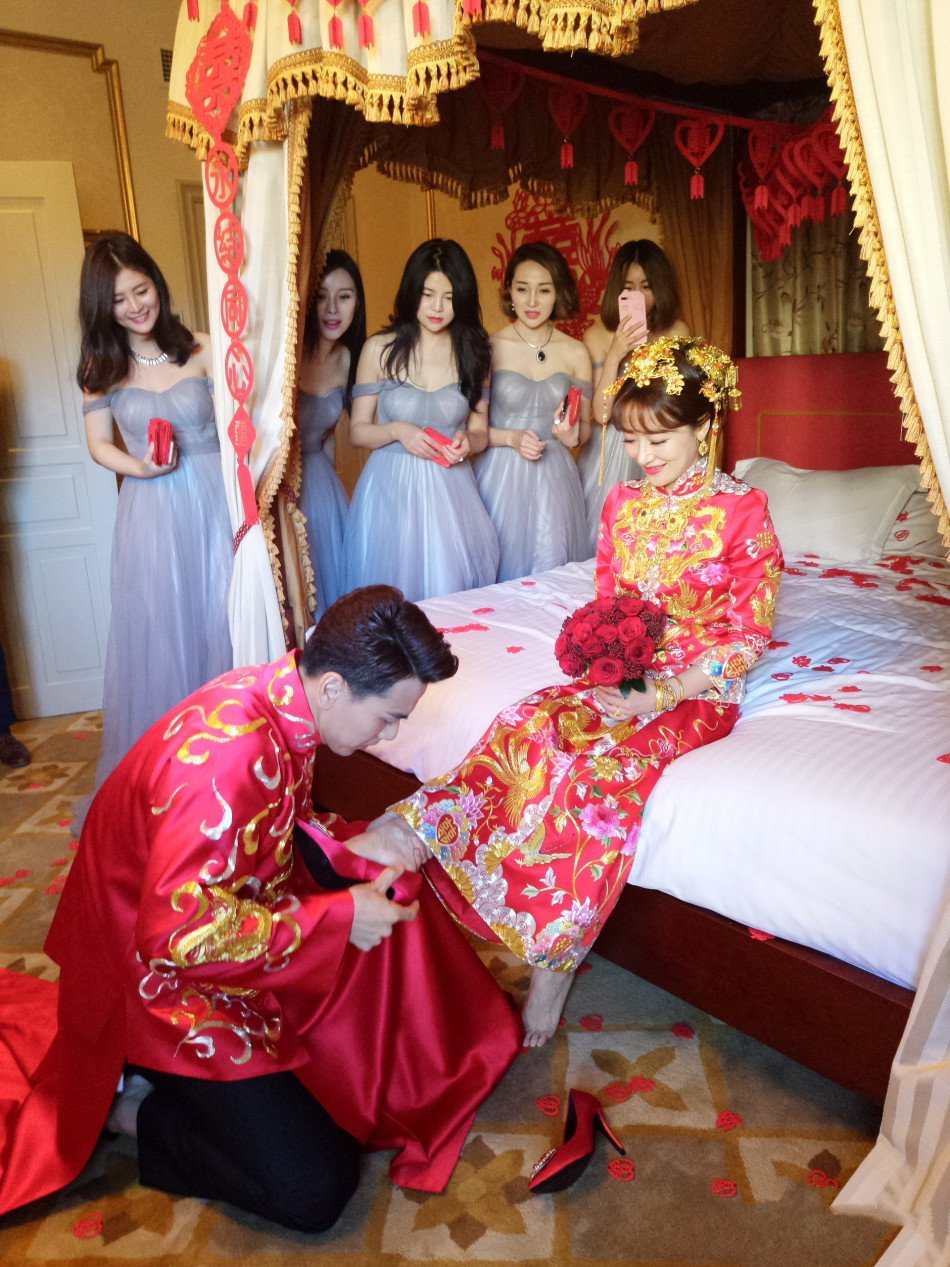 是杨颖,颜值极高的组合,两人不仅穿上中式礼服,还举行了中式结婚礼仪