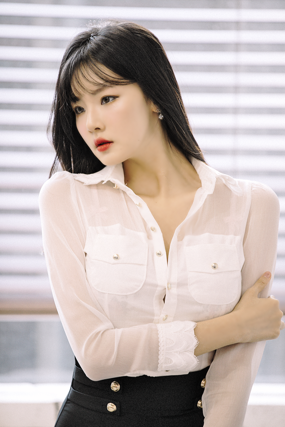 公司里一个闲着没事就喜欢自拍的工作女郎