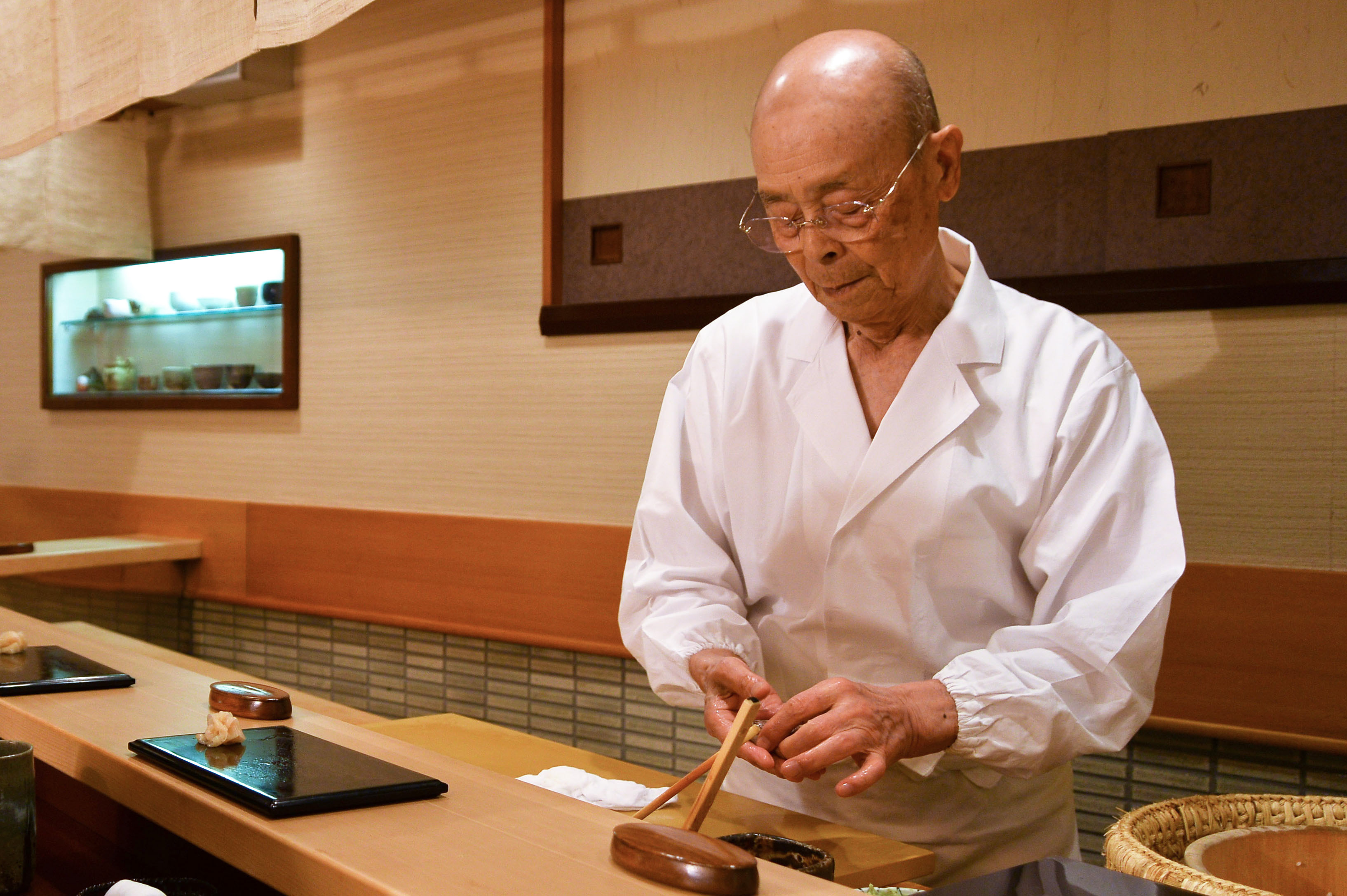 为何高级日料店很少卖生鲑鱼?寿司之神:因为这两点,我就不卖!