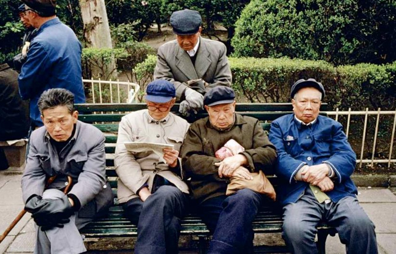 90年代中国老照片:图3张国荣与林青霞,图4公园里乘凉的老人们
