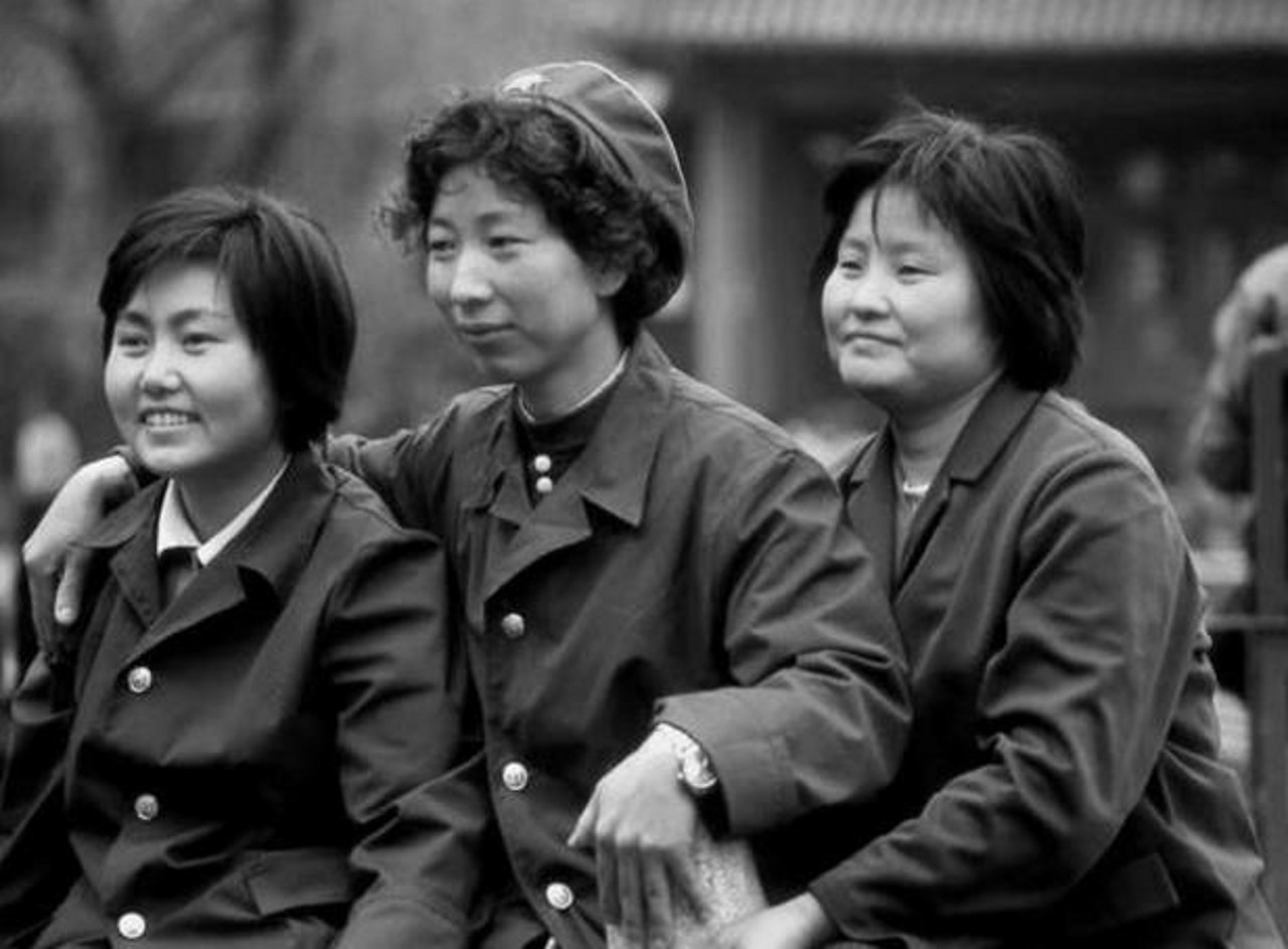 90年代中国老照片:图1市民在街头购买手纸,图4拥挤的老式民居