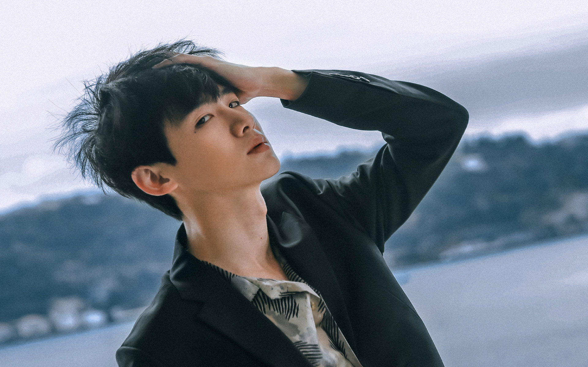 白敬亭海边禁欲系大片