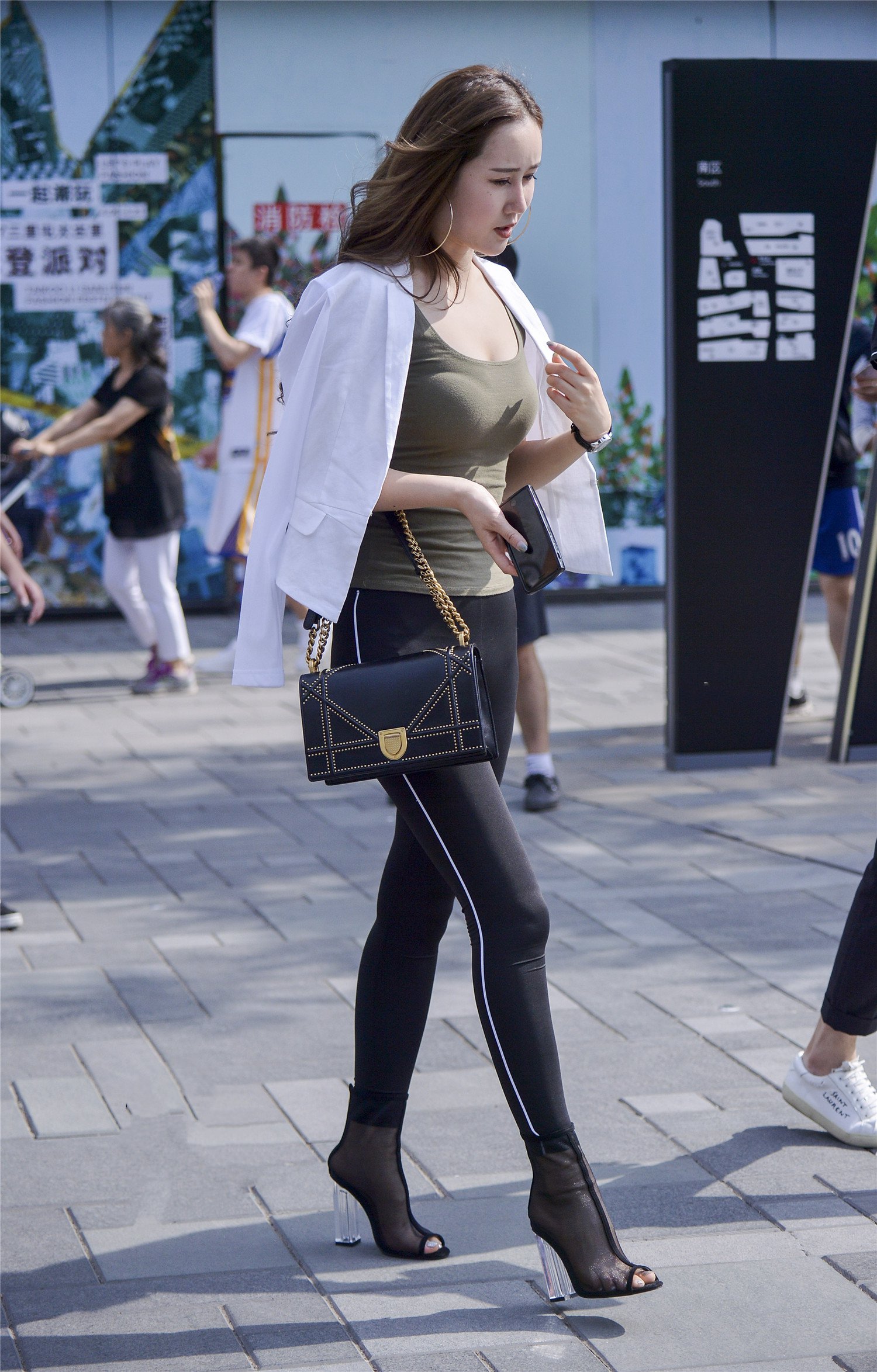 街拍:图一的气质少妇双峰坚挺,最后一位让人有初恋的感觉!