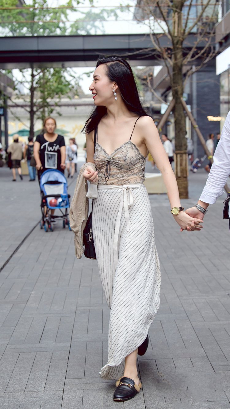 若隐若现的小姐姐