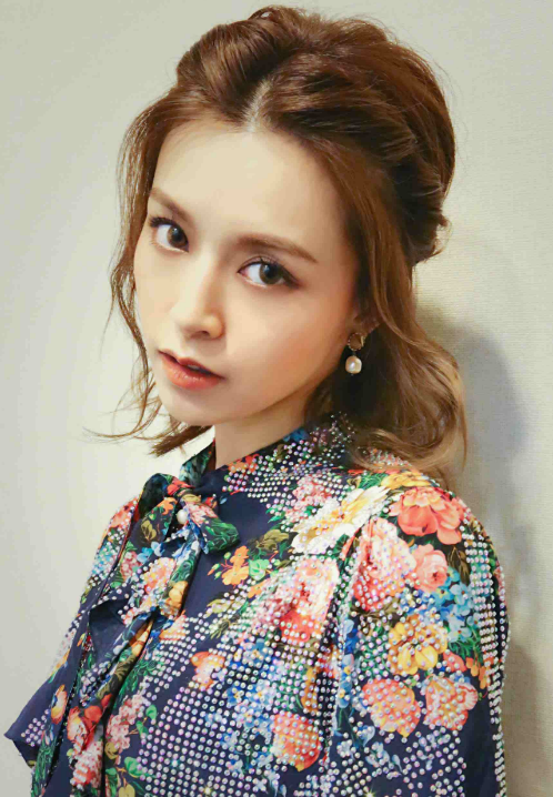 文咏珊的纯真表情下,有一种冷艳的美丽,真的好迷人