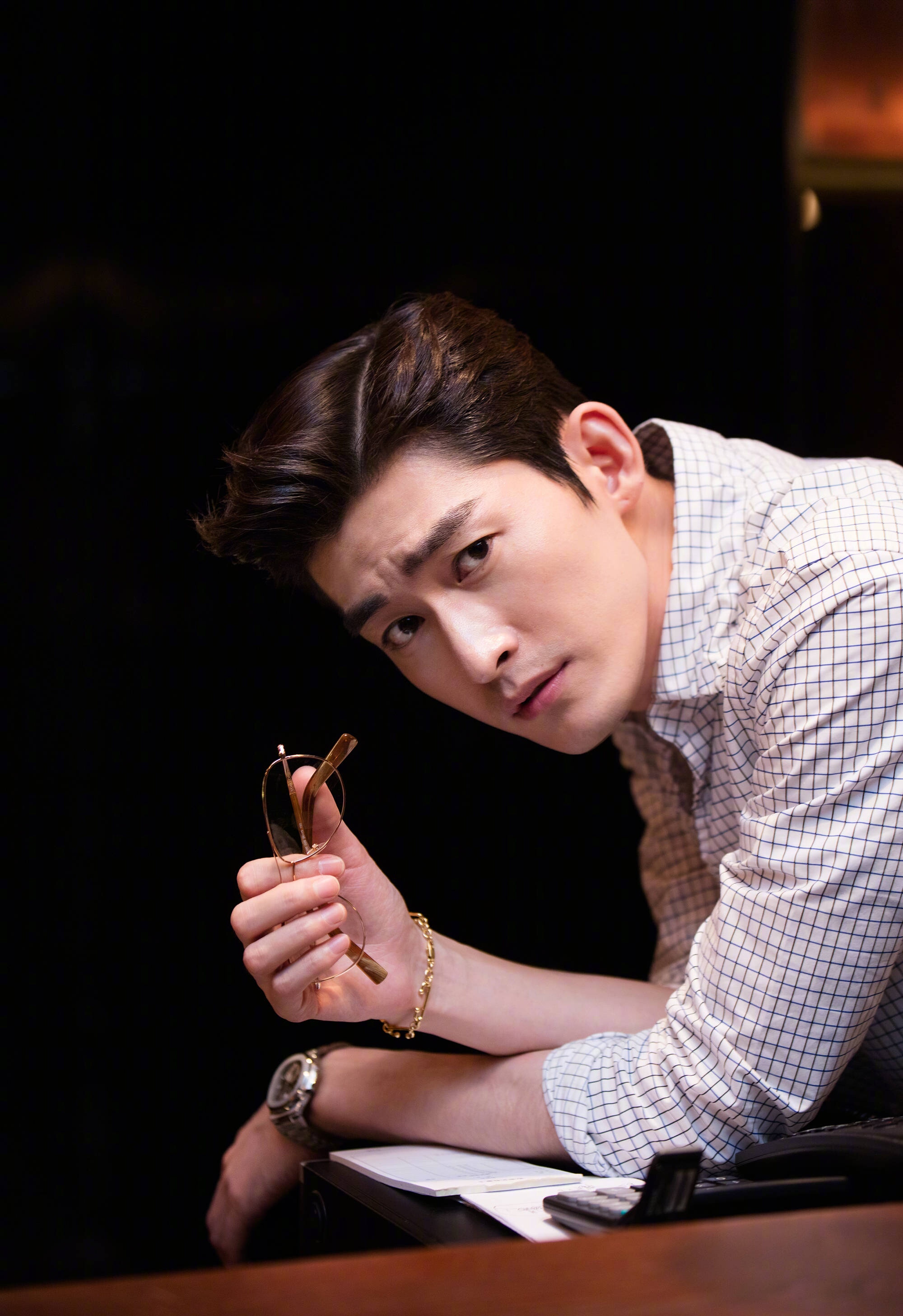 帅酷男神张翰,新剧里面可谓是十分撩人,自带霸道总裁气质的他,总是给