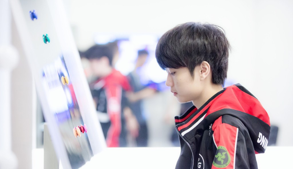 iboy因游戏骂人遭罚款,网友热议:你们是要把选手搞自闭?