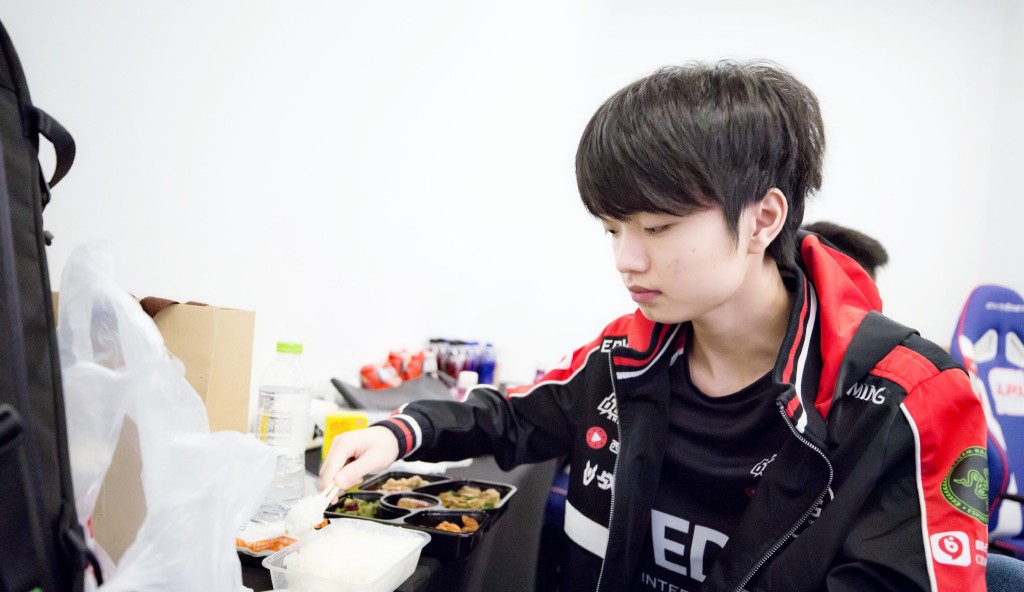 iboy因游戏骂人遭罚款,网友热议:你们是要把选手搞自闭?