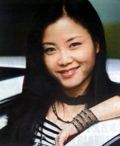 她21岁出道,曾被称"张国立御用歌手",成名后却被父亲告上法庭