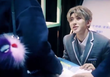 蔡徐坤给粉丝签名时的表情好认真,签完后双手捧着海报递回