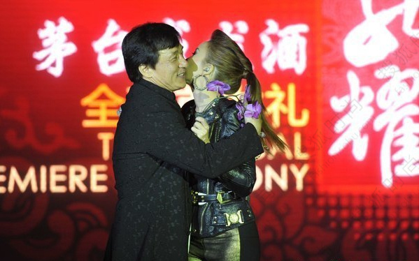 成龙贴过脸的女明星,图一图二我忍了,图三连旁人都看不下去了!