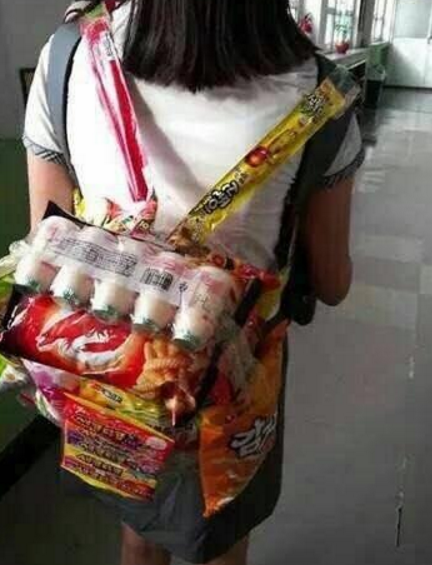 女大学生给朋友过生日,送出网红"零食包",网友:用心良"苦"