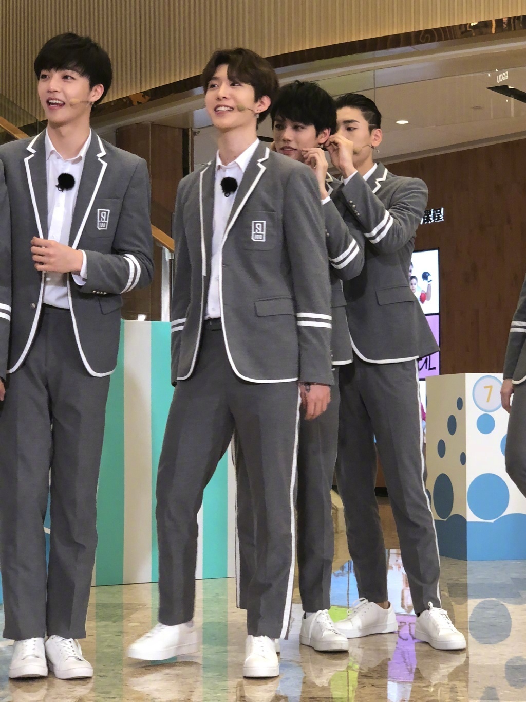 ninepercent八名成员录制奔跑吧!再穿偶像练习生制服回忆经典!