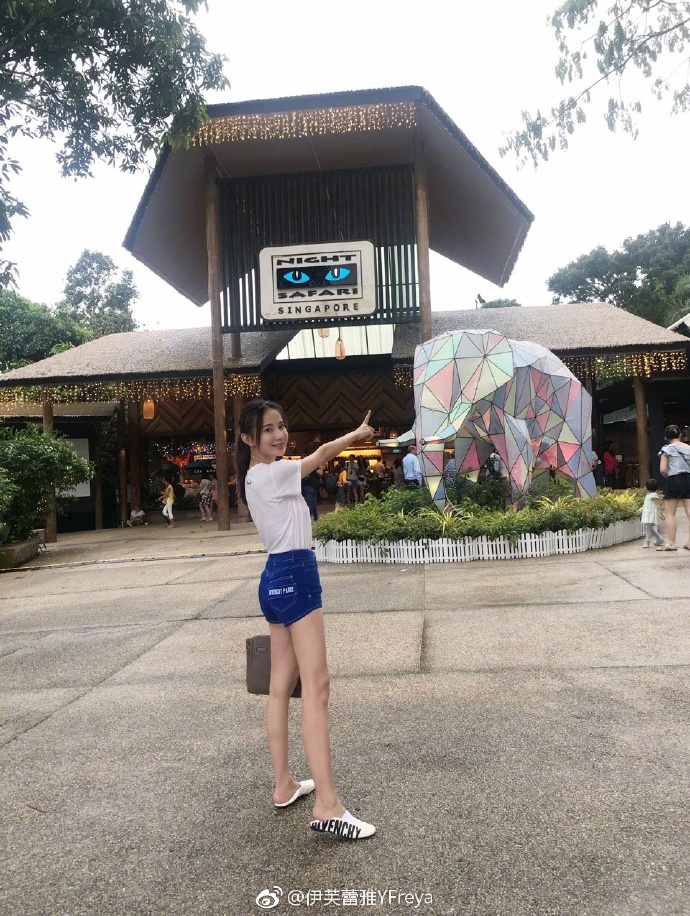 伊芙蕾雅穿热裤秀长腿,网友:婚后身材都这么好,天蚕土豆不称职