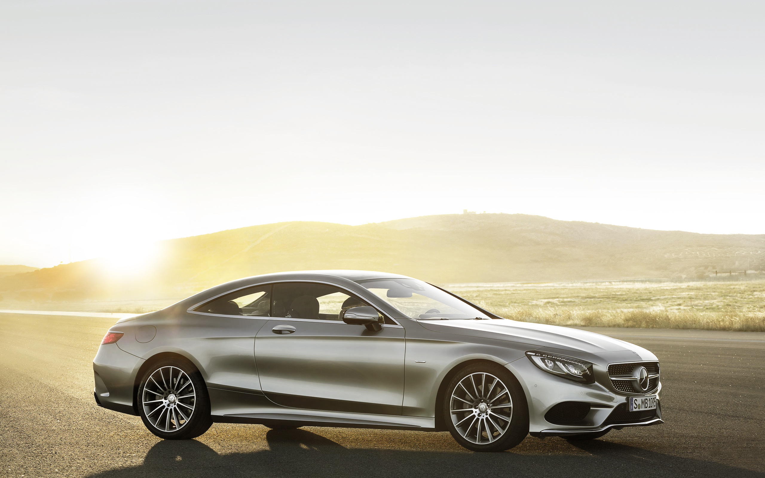 奔驰s级轿车,三十多种先进的增强性设备,是令人信赖的优秀座驾