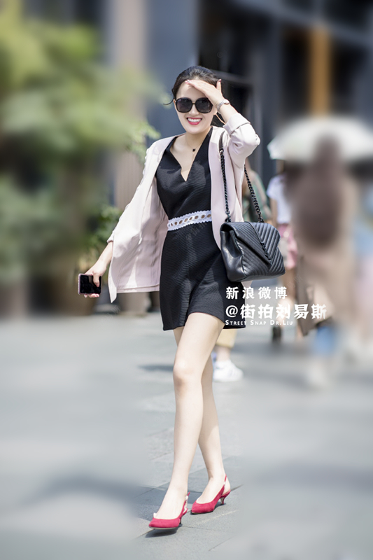 成都街拍:"十头身"美女,脸小,腿细长,绿领巾着实有点可爱