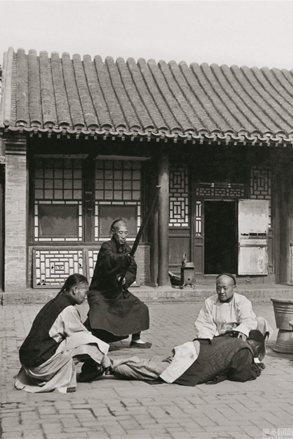 清朝罕见老照片:因责打妻子而受罚的丈夫,约1900年,直到晚清时期,传统