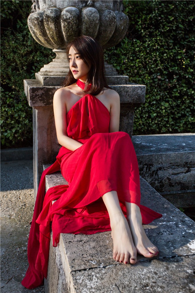 你们有谁见过把红裙子穿出这效果的?姜尘可以