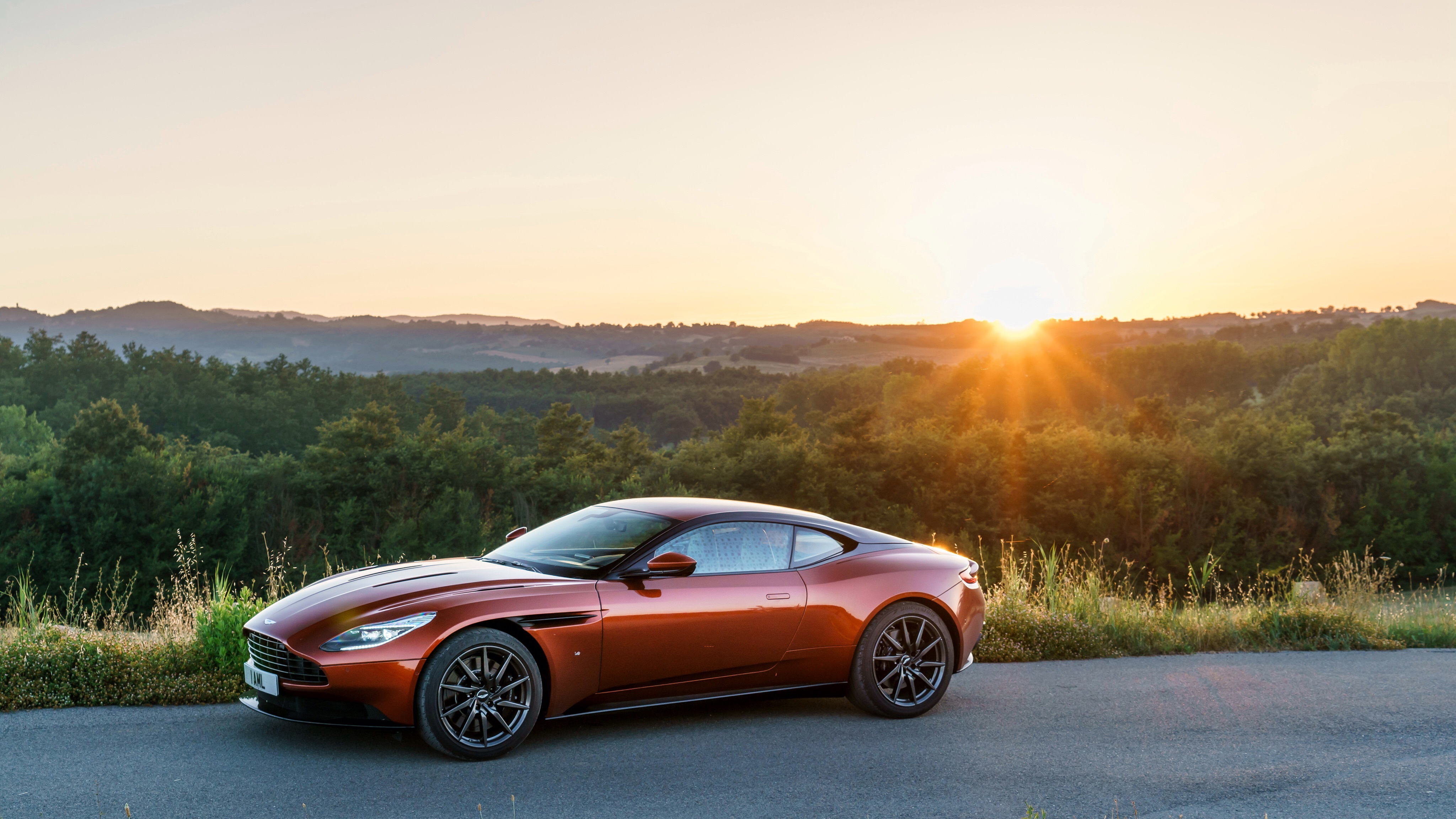 db11传承了阿斯顿·马丁经典的造型设计,动感的腰线和悬浮式车顶