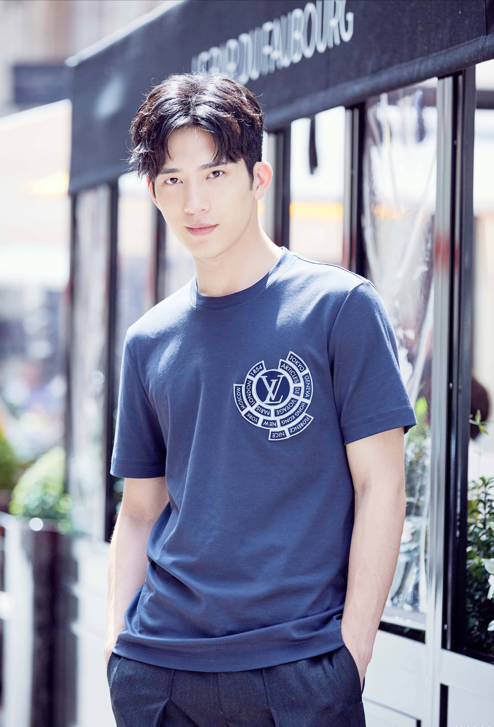 五官端正,英气逼人,曾经的阳光少年,如今成为了一个