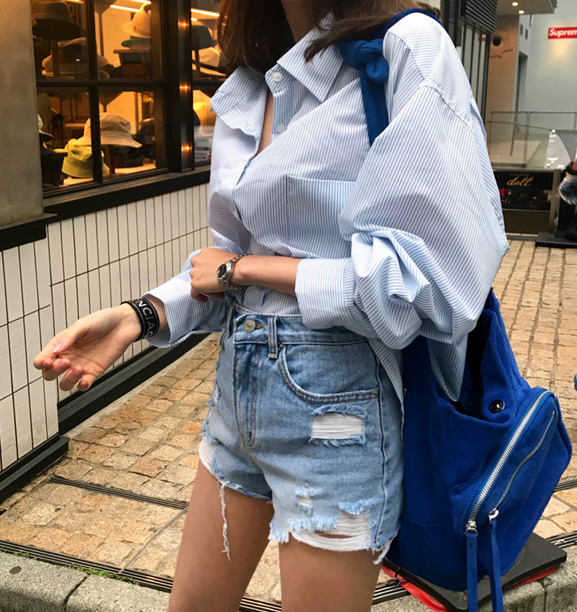 街拍女生破旧漏洞短裤搭长袖衬衫,引领时尚潮流回头率特别高