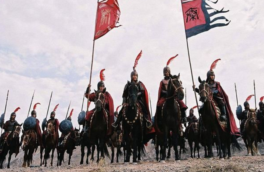 古代战场两军交战,扛旗士兵没有武器,却没人攻击他原因很简单!