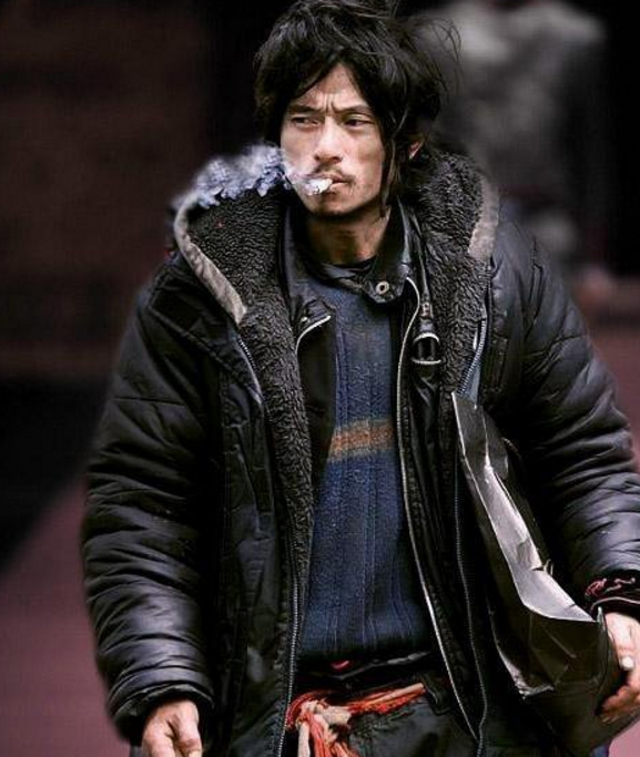 被称"最酷最帅"的乞丐,穿衣造型被效仿,8年之后竟成这样!