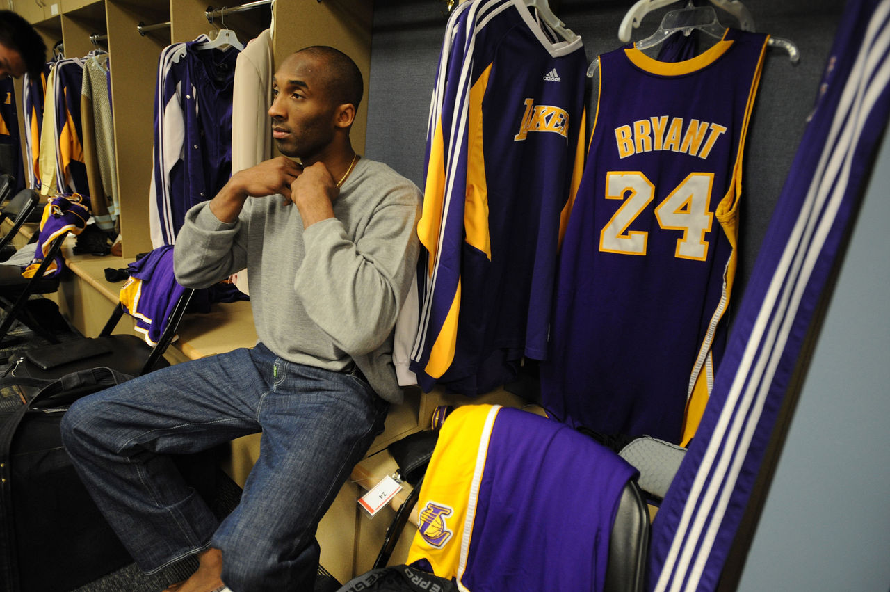 nba球队更衣室长啥样?马刺朴实像澡堂,湖人豪华如宫殿!