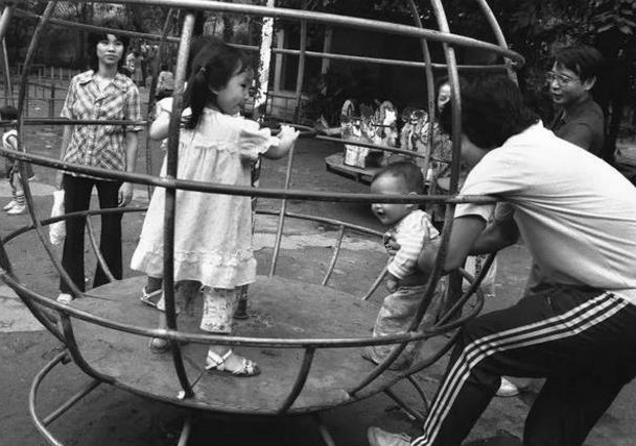 80年代中国老照片:图2那时的游乐场,图5公园里嬉戏的女学生